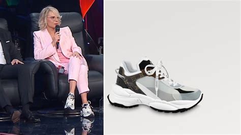 Maria De Filippi, finale di TSQV con le sneakers: .